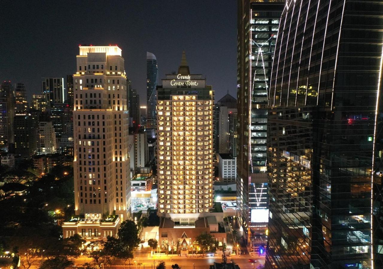 Отель Grande Centre Point Ploenchit Бангкок Экстерьер фото The hotel at night
