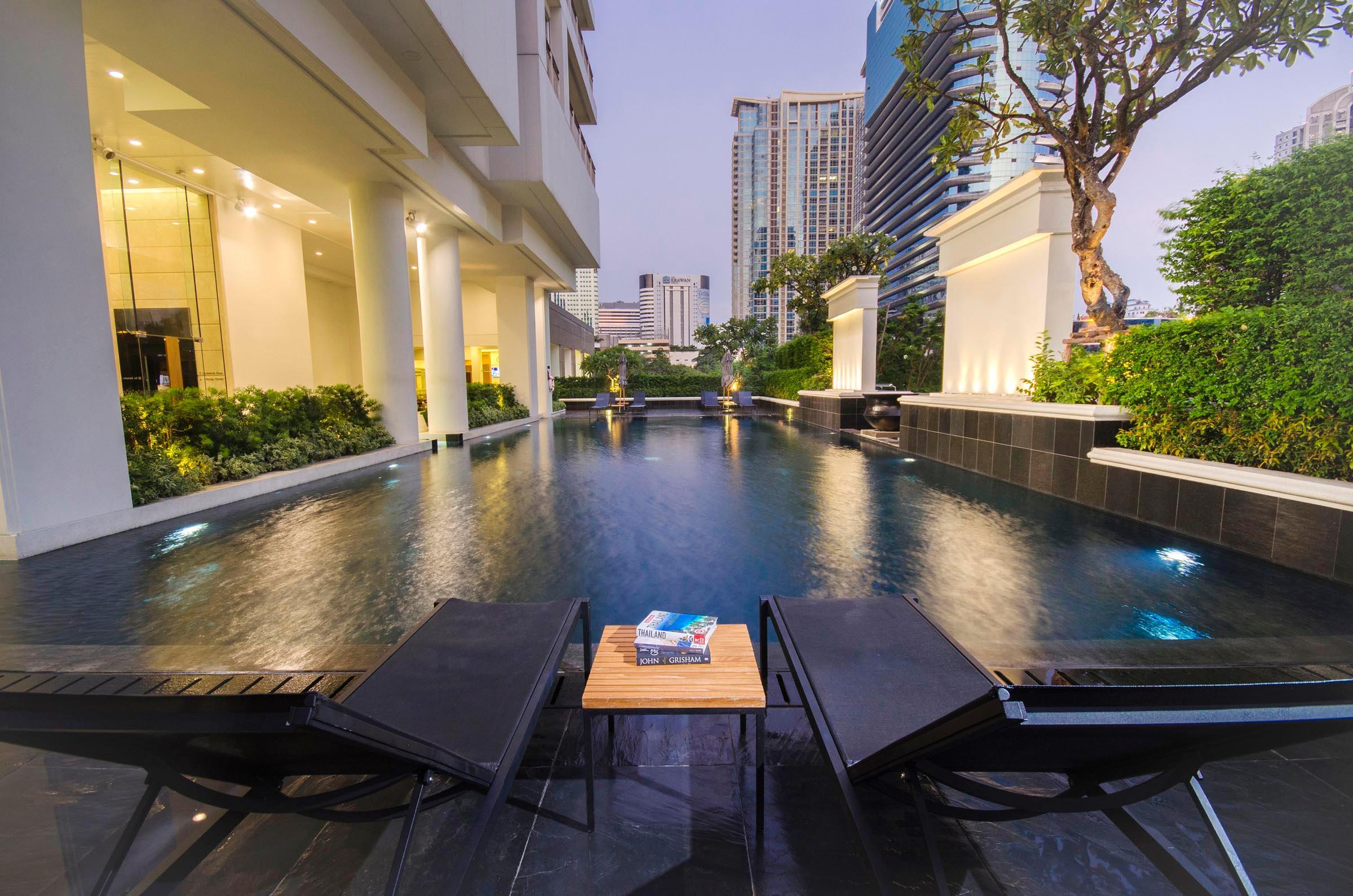 Отель Grande Centre Point Ploenchit Бангкок Экстерьер фото The pool at the U Sathorn
