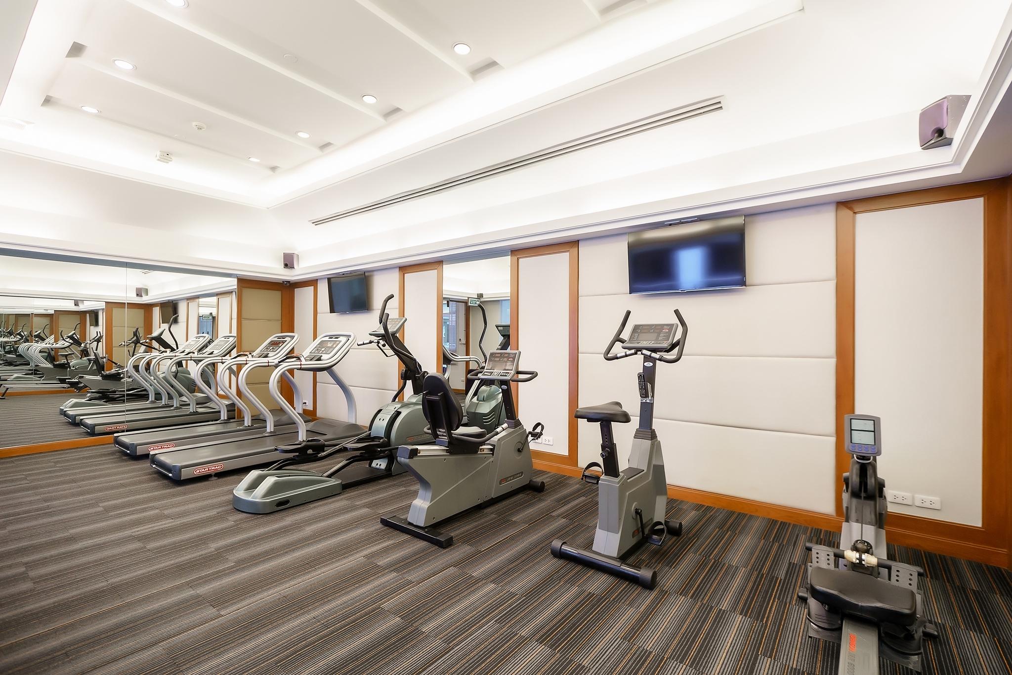 Отель Grande Centre Point Ploenchit Бангкок Экстерьер фото The gym at the hotel