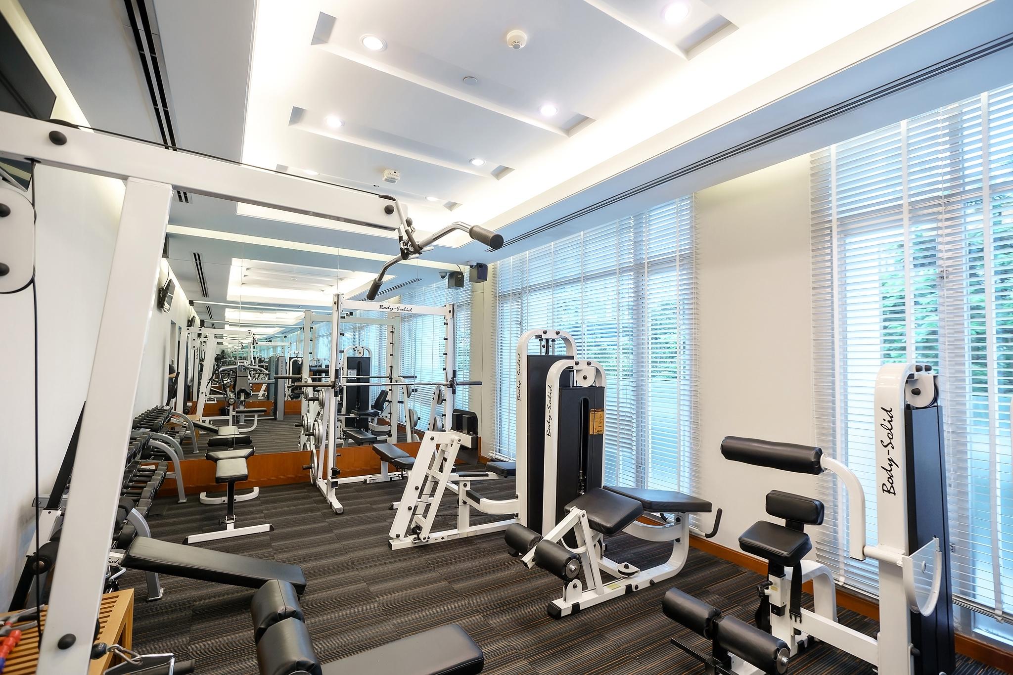 Отель Grande Centre Point Ploenchit Бангкок Экстерьер фото The gym at the hotel