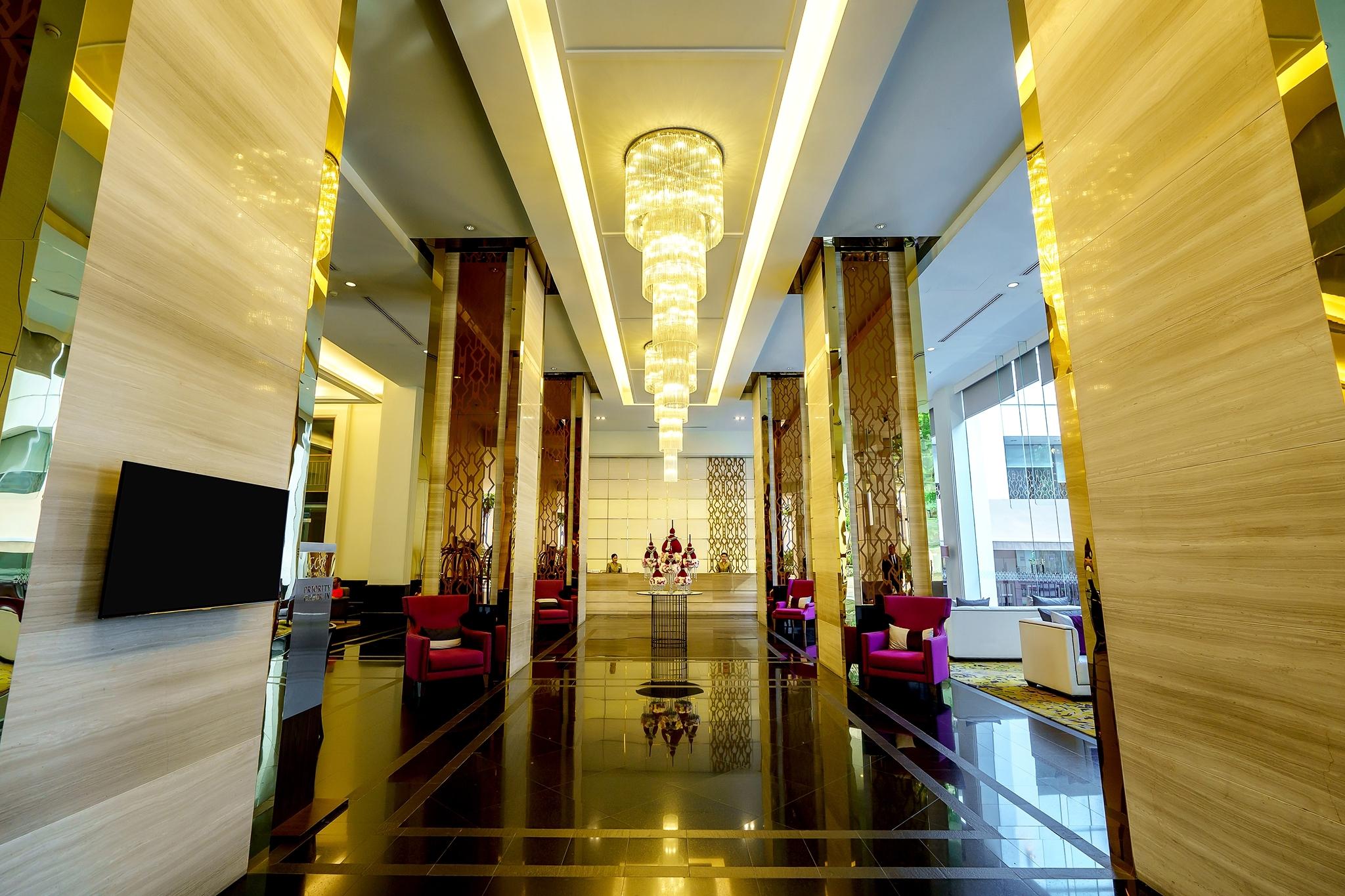 Отель Grande Centre Point Ploenchit Бангкок Экстерьер фото The lobby of the hotel
