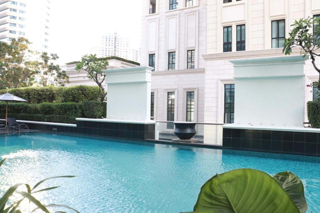 Отель Grande Centre Point Ploenchit Бангкок Экстерьер фото The pool at the hotel