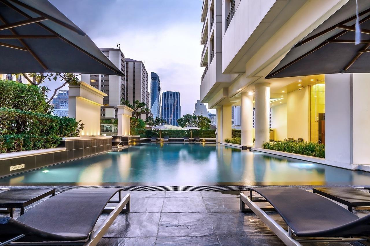 Отель Grande Centre Point Ploenchit Бангкок Экстерьер фото The swimming pool at the hotel