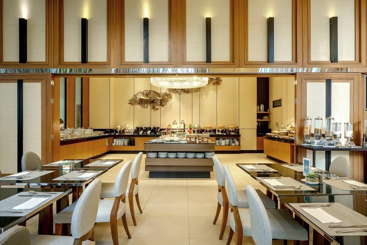 Отель Grande Centre Point Ploenchit Бангкок Экстерьер фото The restaurant at the hotel