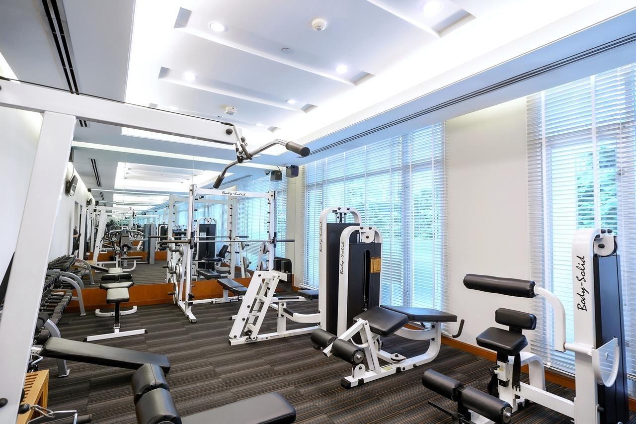 Отель Grande Centre Point Ploenchit Бангкок Экстерьер фото The gym at the hotel