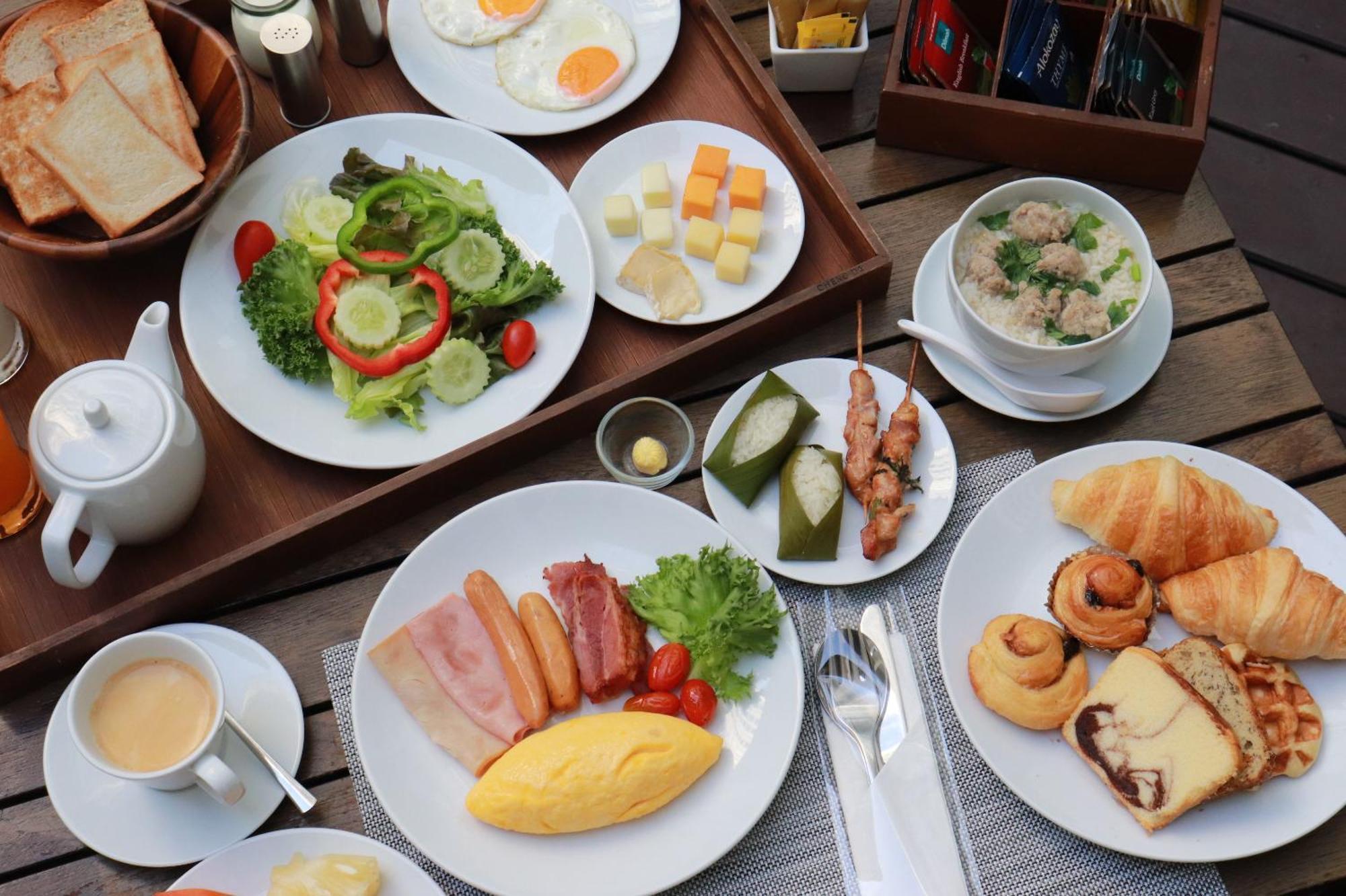 Отель Grande Centre Point Ploenchit Бангкок Экстерьер фото A typical Western breakfast