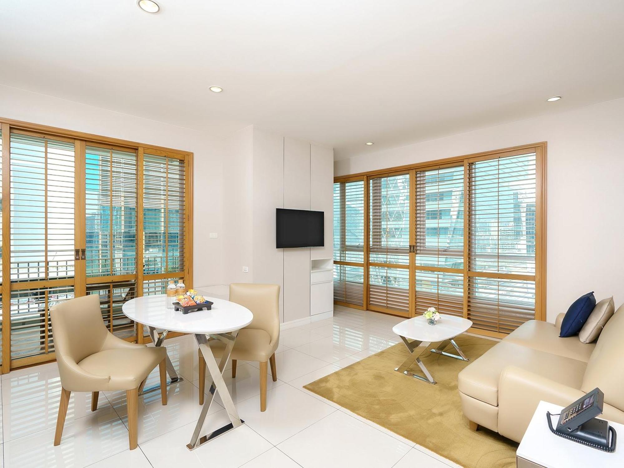 Отель Grande Centre Point Ploenchit Бангкок Номер фото A living room in a serviced apartment in Bangkok, Thailand