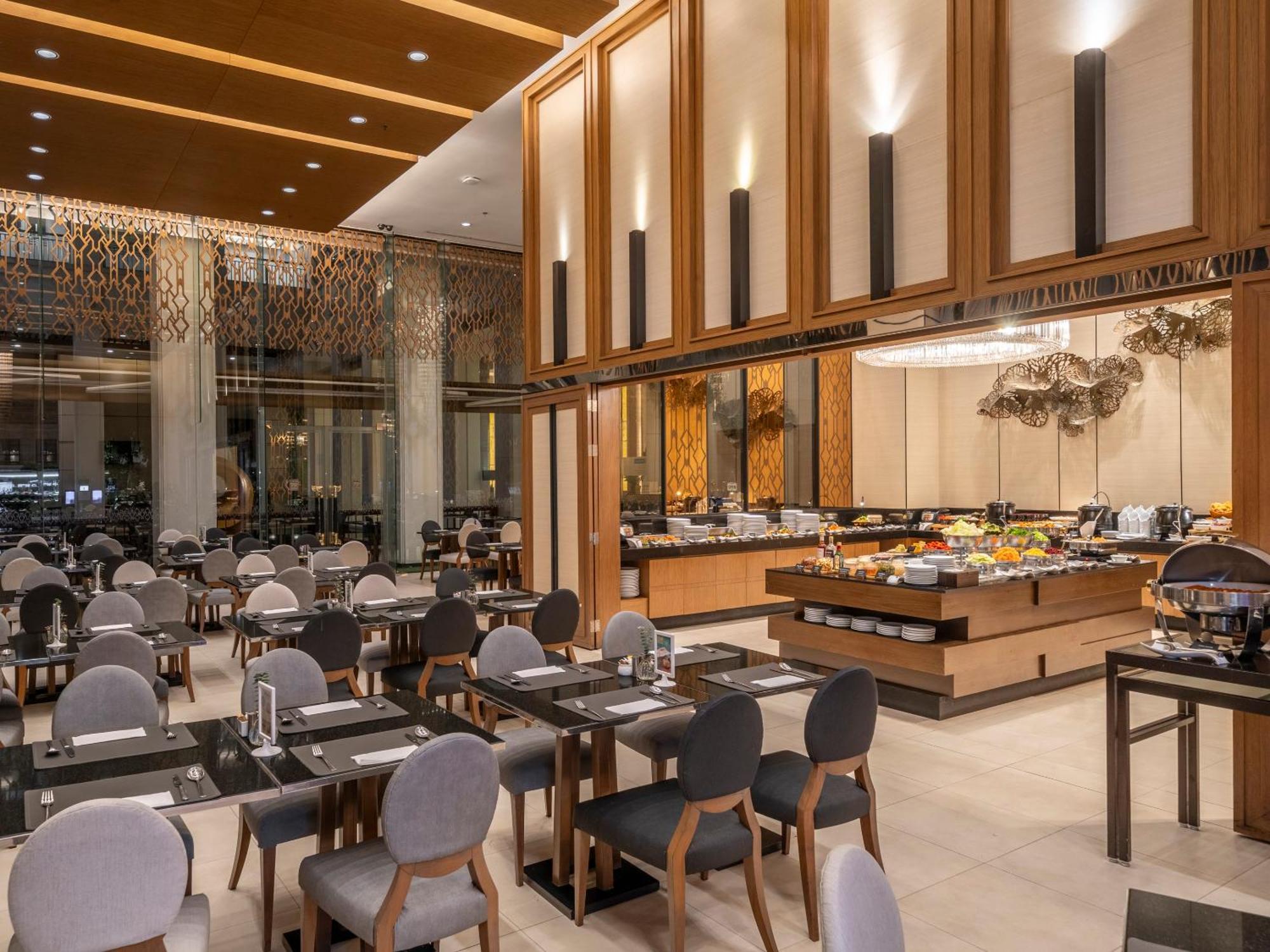 Отель Grande Centre Point Ploenchit Бангкок Экстерьер фото The restaurant