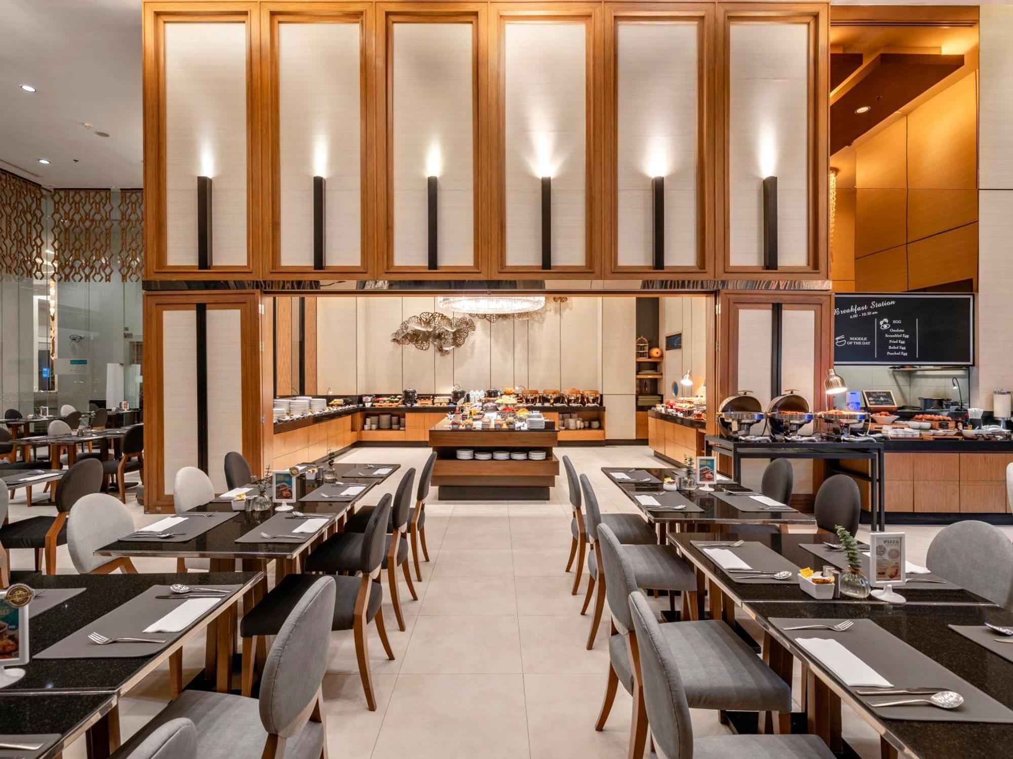 Отель Grande Centre Point Ploenchit Бангкок Экстерьер фото The restaurant